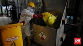 Pengolahan Limbah Infeksius Petugas melakukan proses pembakaran limbah medis dengan menggunakan incinerator di RSCM, Jakarta, Jumat, 26 Juni 2020. CNN Indonesia/Adhi Wicaksono