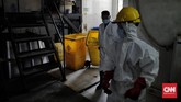 Pengolahan Limbah Infeksius Petugas melakukan proses pembakaran limbah medis dengan menggunakan incinerator di RSCM, Jakarta, Jumat, 26 Juni 2020. CNN Indonesia/Adhi Wicaksono