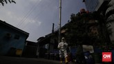 Pengolahan Limbah Infeksius Petugas melakukan proses pembakaran limbah medis dengan menggunakan incinerator di RSCM, Jakarta, Jumat, 26 Juni 2020. CNN Indonesia/Adhi Wicaksono