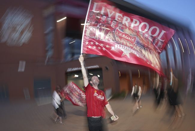 Perayaan Suporter Liverpool di Stadion Anfield Liverpool supporters celebrate as they gather outside of Anfield Stadium in Liverpool, England, Friday, June 26, 2020 after Liverpool clinched the English Premier League title. Liverpool took the title after Manchester City failed to beat Chelsea on Wednesday evening. (AP photo/Jon Super)