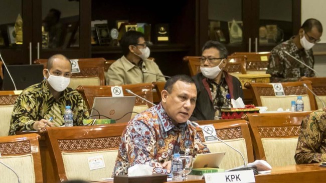 Ketua KPK Firli Bahuri diminta memberikan penjelasan mengenai jaksa senior mundur. Isu yang beredar berkaitan dengan penanganan kasus Formula E.