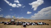 Rencana Aneksasi Israel Palestinians pray during a protest against Israel's plan to annex parts of the West Bank and Trump's mideast initiative, in Jordan Valley, Friday, Jun. 19, 2020. (AP Photo/Majdi Mohammed)