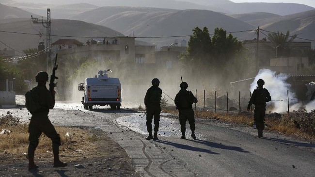 Palestina menuduh Israel tak mengizinkan 2.000 dosis vaksin virus corona yang ditujukan untuk petugas kesehatan Gaza masuk.