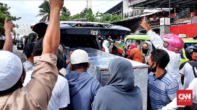 Warga Desa Wolu, Kecamatan Teluti, Maluku Tengah, Maluku mengambil Paksa Jenazah Corona dari Ambulans di tengah jalan setelah dibawa ke taman pemakaman khusus corona, Desa Hunut, Teluk Ambon, Maluku. Jumat, (26/6).