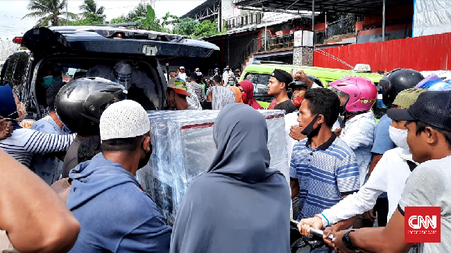 Jenazah seorang ASN diambil paksa pihak keluarga dari RSUD Haulussy karena beranggapan kerabatnya itu tidak meninggal karena Covid-19.