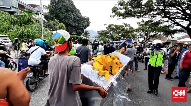 Warga Ambon membuang peti mayat setelah merampas jenazah dari ambulans dikawasan jalan Jenderal Sudirman, Desa Batu Merah, Kota Ambon, Maluku. Jumat, (26/6).
