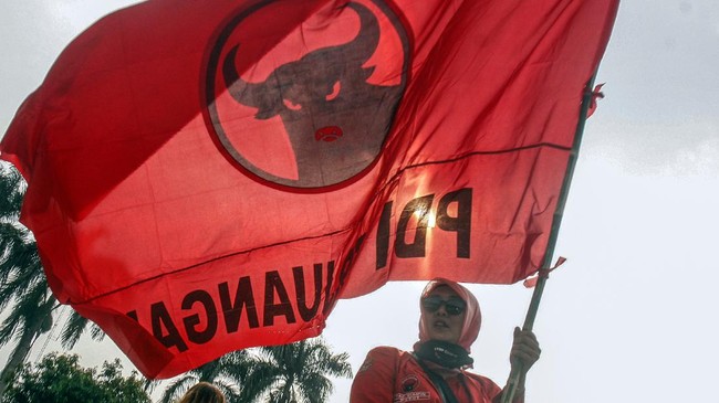 Kader PDIP Resmi Polisikan Budi Arie Buntut Tuduhan Partai Judol Kader PDIP melaporkan Menteri Koperasi Budi Arie Setiadi ke Bareskrim Polri atas tuduhan keterlibatan PDIP dalam judi online.