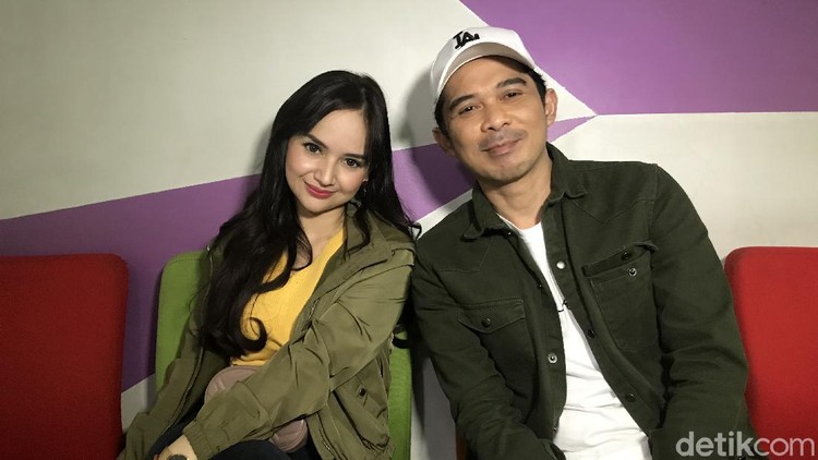 Angelica Simperler dan Rico Hidros Daeng yang baru menikah.