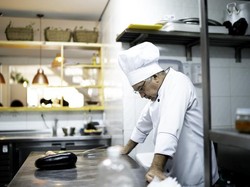 Jijik! 5 Orang Ini Tega Meludahi Makanan Pesanan Pembeli