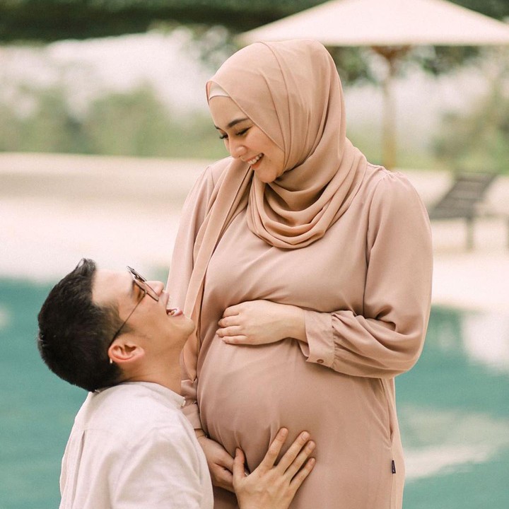 <p>Resort ini dilengkapi dengan kolam renang pribadi. Kabarnya, pemain sepakbola legendaris David Beckam juga pernah menginap di sini. Lokasinya yang indah pas dijadikan lokasi maternity shoot. (Foto: Instagram @thereal_rezkyadhitya)</p>