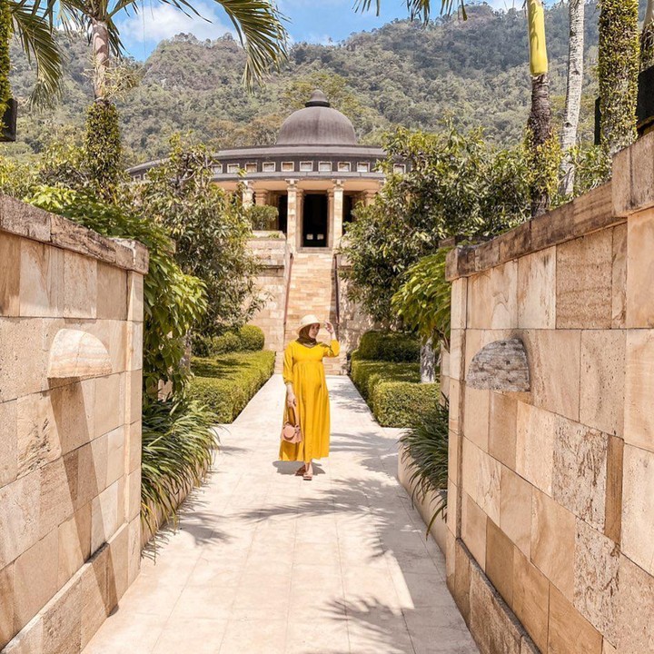 <p>Tangga resort yang fancy pun bisa menjadi lokasi maternity shoot yang indah. (Foto: Instagram @citraciki)</p>