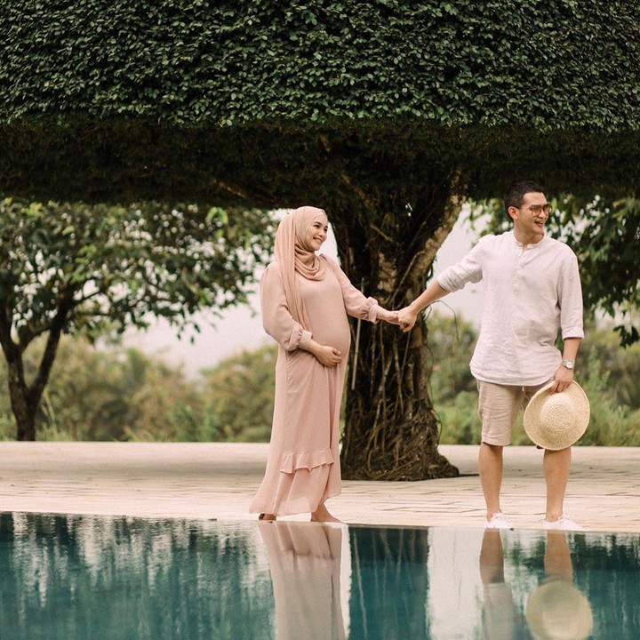 <p>Citra Kirana dan Rezky Adhitya tampak mesra berpegangan tangan di pinggir kolam. (Foto: Instagram @citraciki)</p>