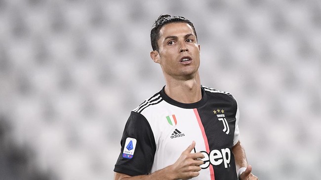 Juventus' Cristiano Ronaldo in action during the Serie A soccer match between Juventus and Lecce, at the Allianz Stadium in Turin, Italy, Friday, June 26, 2020. (Fabio Ferrari/LaPresse via AP)