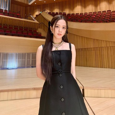Jisoo BLACKPINK Tampil Cantik, Kuku Tangan Jadi Sorotan