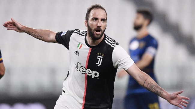 Juventus' Gonzalo Higuain celebrates after a goal during the Serie A soccer match between Juventus and Lecce, at the Allianz Stadium in Turin, Italy, Friday, June 26, 2020. (Fabio Ferrari/LaPresse via AP)