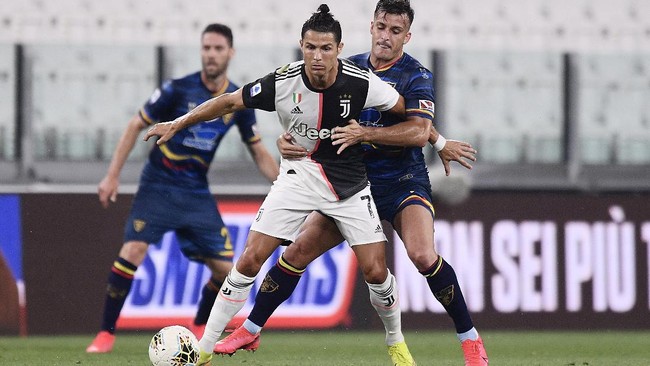 Juventus' Cristiano Ronaldo, center, in action during the Serie A soccer match between Juventus and Lecce, at the Allianz Stadium in Turin, Italy, Friday, June 26, 2020. (Fabio Ferrari/LaPresse via AP)