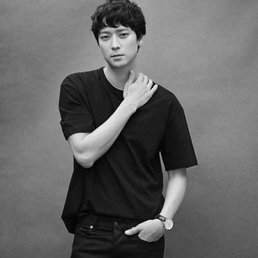 Siap Debut Hollywood, Kang Dong Won Resmi Satu Atap dengan Brad Pitt