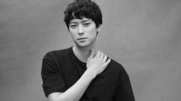 img-title Siap Debut Hollywood, Kang Dong Won Resmi Satu Atap dengan Brad Pitt