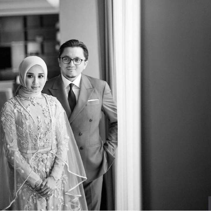<p>Asumsi publik tentang retaknya hubungan keduanya diperkuat dengan kejadian Emran <em>unfollow</em> Laudya Cynthia Bella beberapa hari lalu. Foto ini diambil saat mereka menggelar resepsi di Bandung. (Foto: Instagram @narmaeukgne)</p>