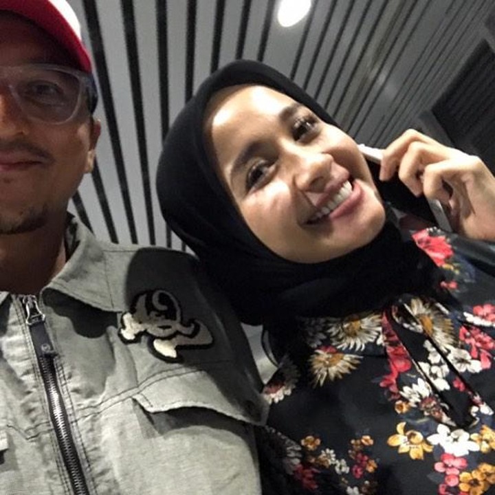 <p>Berbeda dengan Bella, Engku Emran justru masih menyimpan foto-foto kebersamaannya dengan Laudya Cynthia Bella di media sosialnya. Kenangan manis saat keduanya masih tinggal bersama. (Foto: Instagram @narmaeukgne)</p>