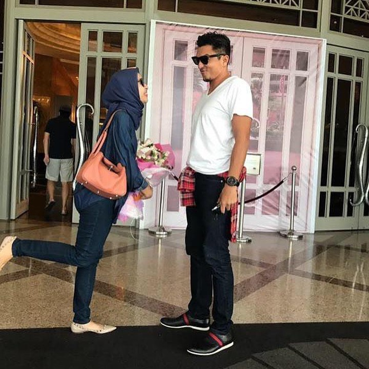 <p>Foto lain yang masih ada di Instagram-nya adalah potret Laudya Cynthia Bella berdiri berhadapan dengan Emran sambil membawa bunga. (Foto: Instagram @narmaeukgne)</p>