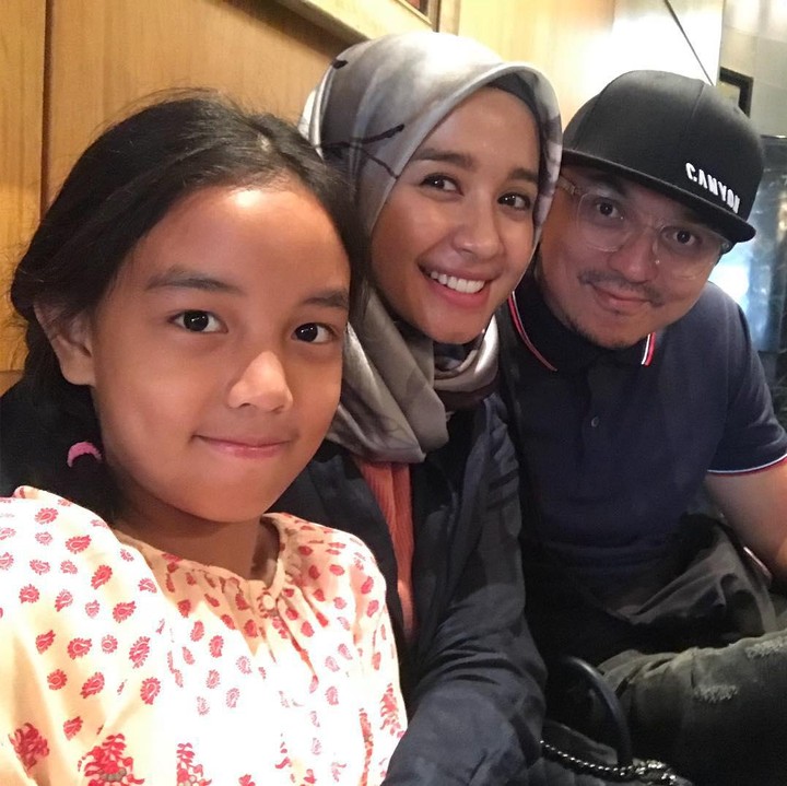<p>Tidak hanya fotonya berdua dengan Laudya Cynthia Bella, <a href="https://www.haibunda.com/trending/20200627182315-93-148647/eks-istri-engku-emran-unggah-meme-suami-buaya-netizen-heboh" target="_blank">Engku Emran</a> juga masih menyimpan foto bertiga dengan putrinya, Aleesya. (Foto: Instagram @narmaeukgne)</p>
