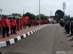 Laporkan Pembakar Bendera Partai, Ratusan Kader PDIP Datangi Mapolres Sumedang