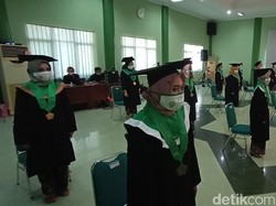 Unik! Mahasiswa UNS Wisuda Drive Thru Pakai Andong-Mobil Listrik