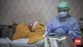 Protokol Kesehatan di Klinik Kecantikan Dokter Kecantikan menggunakan masker, pelindung wajah serta APD saat melakukan perawatan kulit wajah di salah satu klinik kecantikan di kawasan Manggarai, Jakarta, Sabtu, 27 Juni 2020. Perawatan wajah dengan protokol kesehatan tetap menjadi prioritas klinik kecantikan guna mengantisipasi penularan COVID-19. CNN Indonesia/Bisma Septalisma