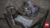 Protokol Kesehatan di Klinik Kecantikan Peralatan medis perawatan kulit wajah di salah satu klinik kecantikan di kawasan Manggarai, Jakarta, Sabtu, 27 Juni 2020. Perawatan wajah dengan protokol kesehatan tetap menjadi prioritas klinik kecantikan guna mengantisipasi penularan COVID-19. CNN Indonesia/Bisma Septalisma