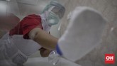Protokol Kesehatan di Klinik Kecantikan Perawat Kecantikan menggunakan masker, pelindung wajah serta APD saat melakukan perawatan kulit wajah di salah satu klinik kecantikan di kawasan Manggarai, Jakarta, Sabtu, 27 Juni 2020. Perawatan wajah dengan protokol kesehatan tetap menjadi prioritas klinik kecantikan guna mengantisipasi penularan COVID-19. CNN Indonesia/Bisma Septalisma