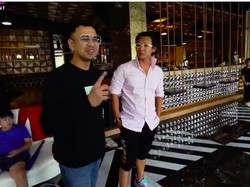 Gokil! Raffi Ahmad Dikasih 2 Mobil Senilai Rp 13 Miliar