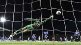 Smashshot Edisi 28 Juni 2020 Atalanta's Italian goalkeeper Pierluigi Gollini concedes the second goal from Lazio's Serbian midfielder Sergej Milinkovic-Savic (4thL Rear) during the Italian Serie A football match Atalanta vs Lazio played on June 24, 2020 behind closed doors at the Atleti Azzurri d'Italia stadium in Bergamo, as the country eases its lockdown aimed at curbing the spread of the COVID-19 infection, caused by the novel coronavirus. (Photo by Miguel MEDINA / AFP)