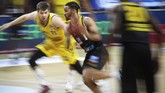 Smashshot Edisi 28 Juni 2020 MHP Riesen Ludwigsburg's US shooting guard Nick Weiler-Babb (C) and Alba Berlin's lithuanian small forward Rokas Giedraitis (L) vie during the German basketball Bundesliga final first-leg match between Alba Berlin and MHP Riesen Ludwigsburg in Munich, southern Germany on June 26, 2020. (Photo by Adam Pretty / POOL / AFP)