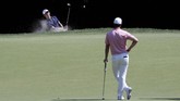 Smashshot Edisi 28 Juni 2020 Xinjun Zhang, top, of China, hits out of a trap on the 14th hole as Lucas Bjerregaard, of Denmark, looks on during the second round of the Travelers Championship golf tournament at TPC River Highlands, Friday, June 26, 2020, in Cromwell, Conn. (AP Photo/Frank Franklin II)