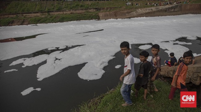 Suasana Kanal Banjir Timur yang diselimuti busa di kawasan Duren Sawit, Jakarta, Minggu, 28 Juni 2020. CNN Indonesia/Bisma Septalisma