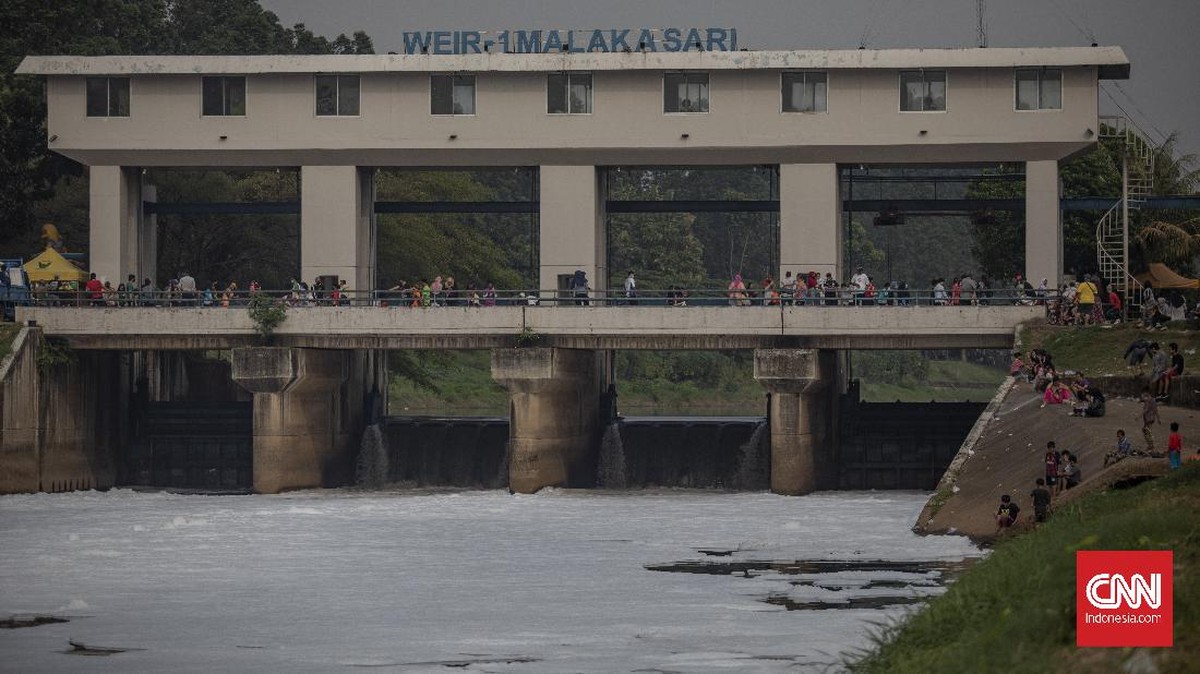 FOTO: Gumpalan Busa di BKT Jadi Tontonan Warga