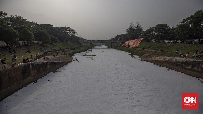 Seorang pria yang sedang mengopi, nekat menceburkan diri ke kali Banjir Kanal Barat (BKB) di Jakbar, lalu menghilang. Tim SAR masih melakukan pencarian.