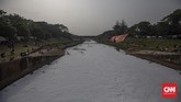 Busa BKT Suasana Kanal Banjir Timur yang diselimuti busa di kawasan Duren Sawit, Jakarta, Minggu, 28 Juni 2020. CNN Indonesia/Bisma Septalisma