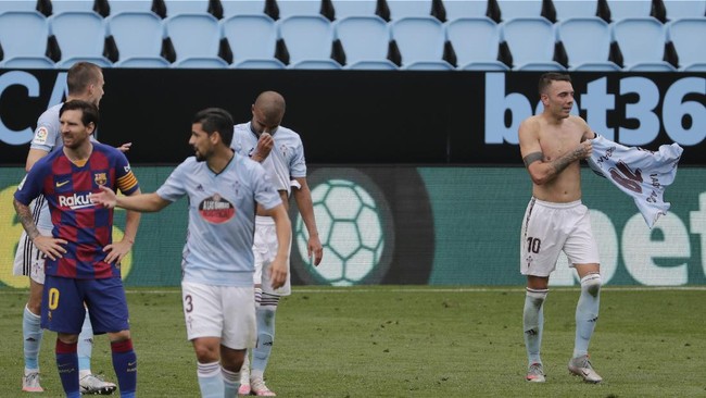 Celta Vigo's Iago Aspas, right, celebrates after scoring his side's second goal during a Spanish La Liga soccer match between RC Celta and Barcelona at the Balaidos stadium in Vigo, Spain, Saturday, June 27, 2020. (AP Photo/Lalo Villar)