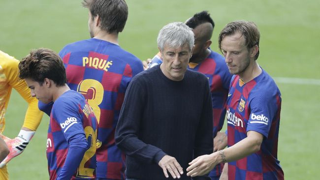 Barcelona's head coach Quique Setien, center, talks with Barcelona's Ivan Rakitic during a Spanish La Liga soccer match between RC Celta and Barcelona at the Balaidos stadium in Vigo, Spain, Saturday, June 27, 2020. (AP Photo/Lalo Villar)