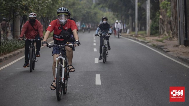 Pemkot Surabaya memutuskan untuk menggelar kembali car free day seiring penurunan kasus virus corona. Delapan taman kota juga dibuka kembali.