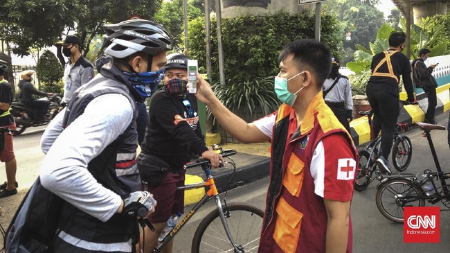 Masyatakat yang hendak berolahraga di Car Free Day (CFD) di Jalan Layang Non Tol (JLNT) Antasari, Jakarta Selatan hari ini Minggu (28/6) wajib melalui pengecekan suhu tubuh.