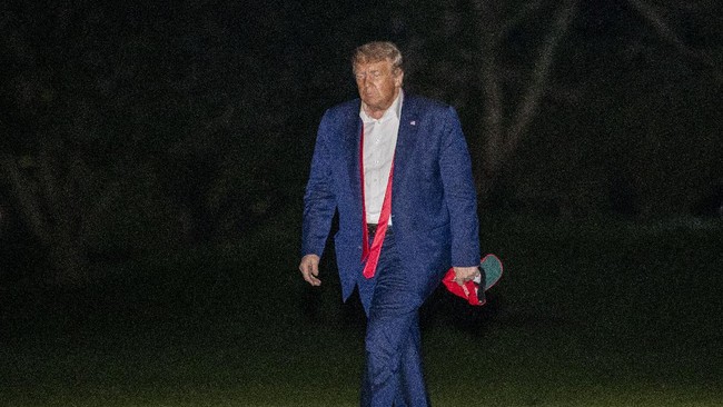 President Donald Trump walks on the South Lawn of the White House in Washington, early Sunday, June 21, 2020, after stepping off Marine One as he returns from a campaign rally in Tulsa, Okla. (AP Photo/Patrick Semansky)