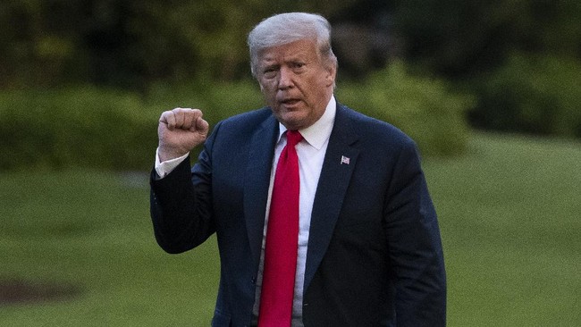 President Donald Trump pumps his fist as he walks on the South Lawn after arriving on Marine One at the White House, Thursday, June 25, 2020, in Washington. Trump is returning from Wisconsin. (AP Photo/Alex Brandon)