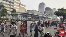 img-title Tak Ada CFD, Warga Tetap Ramaikan Thamrin-Bundaran HI
