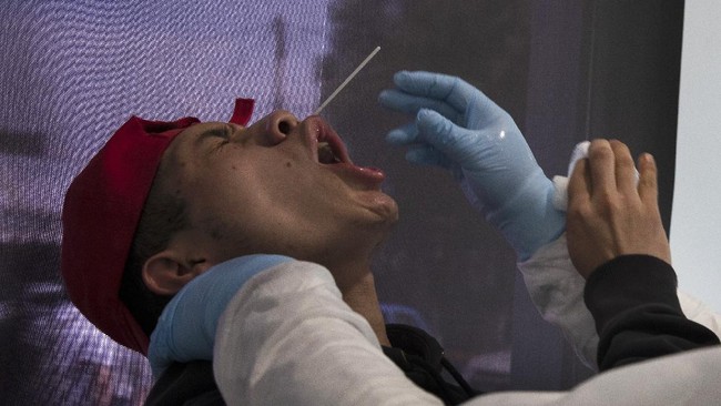Epidemiolog menyarankan Indonesia lebih baik fokus deteksi dini penderita Covid-19 dengan meningkatkan kualitas dan kuantitas tes RT-PCR.