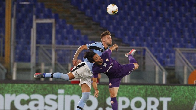 Lazio's Sergej Milinkovic-Savic, left, challenges for the ball with Fiorentina's Riccardo Sottil during a Serie A soccer match between Lazio and Fiorentina at Rome's Olympic stadium, Saturday, June 27, 2020. (AP Photo/Riccardo de Luca)