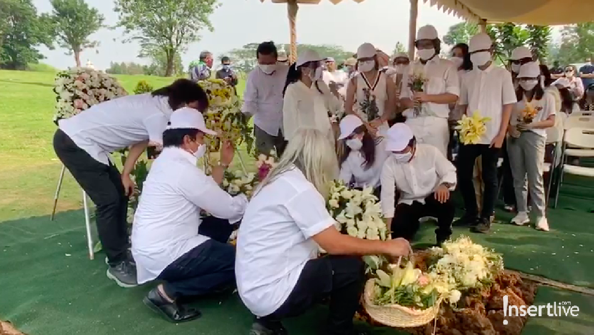 Pemakaman ibunda Once