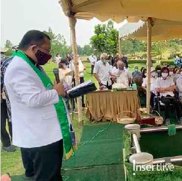 7 Potret Once Mekel Antarkan Ibunda ke Tempat Peristirahatan Terakhir